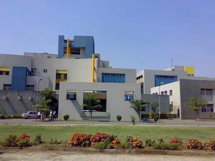 Surat Municipal Institute of Medical Education and Research, Surat